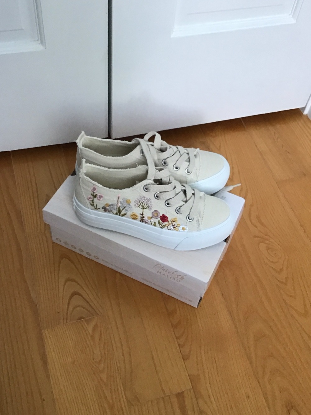 Low-Top Embroidered Floral Sneakers in Cream New in Box